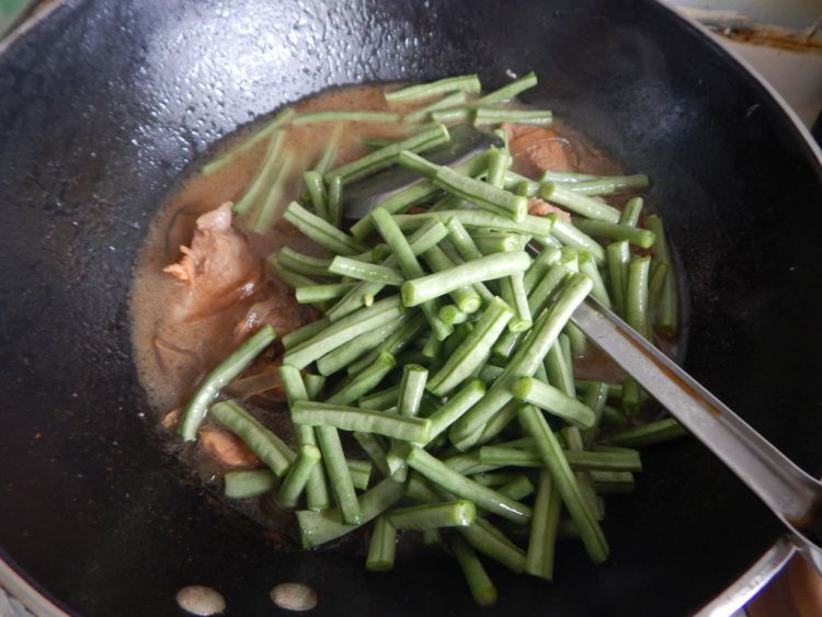 豆角粉条烧排骨步骤9