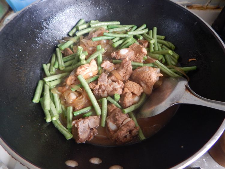豆角粉条烧排骨步骤10