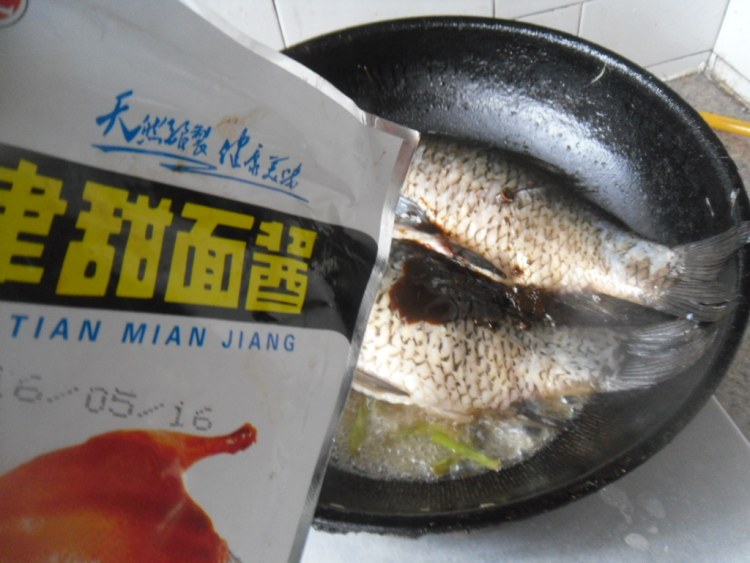 酱烧黑鲫鱼步骤6