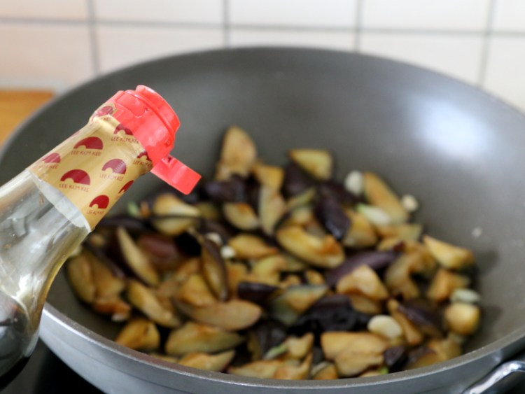 省油版油焖茄子步骤8