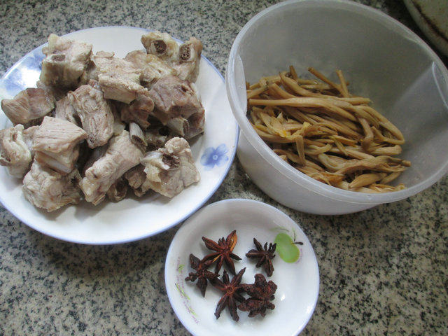 黄花菜烧排骨步骤1