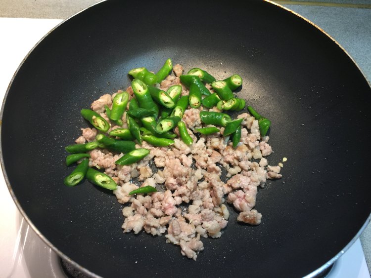 绿辣椒炒蛋肉末步骤5