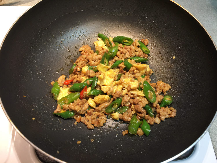 绿辣椒炒蛋肉末步骤12