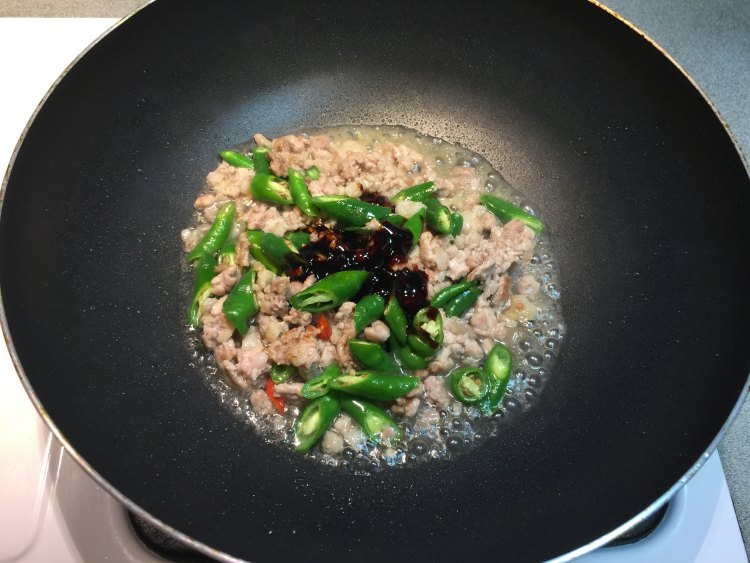 绿辣椒炒蛋肉末步骤8