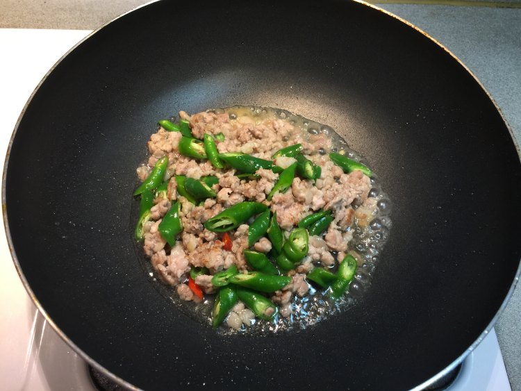 绿辣椒炒蛋肉末步骤7