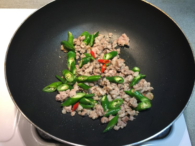 绿辣椒炒蛋肉末步骤6
