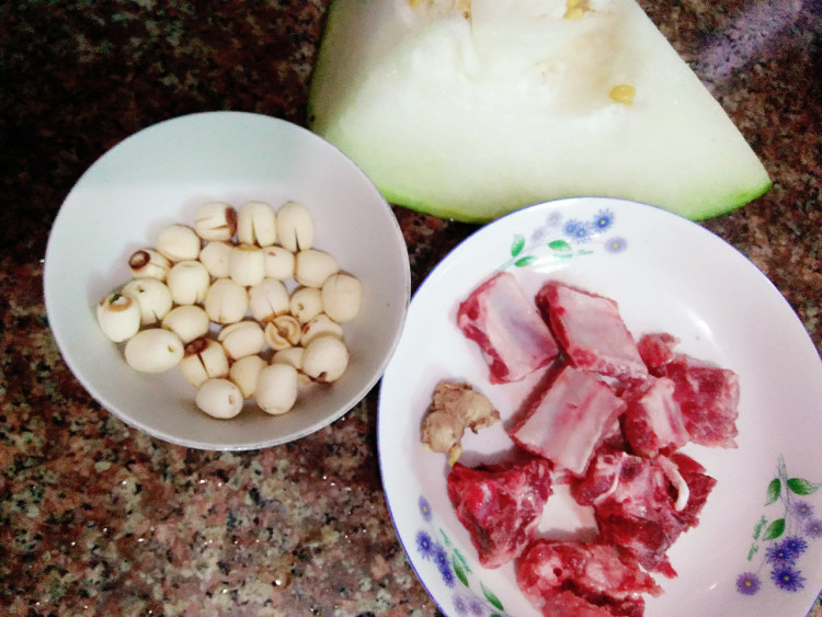 排骨冬瓜莲子汤步骤1