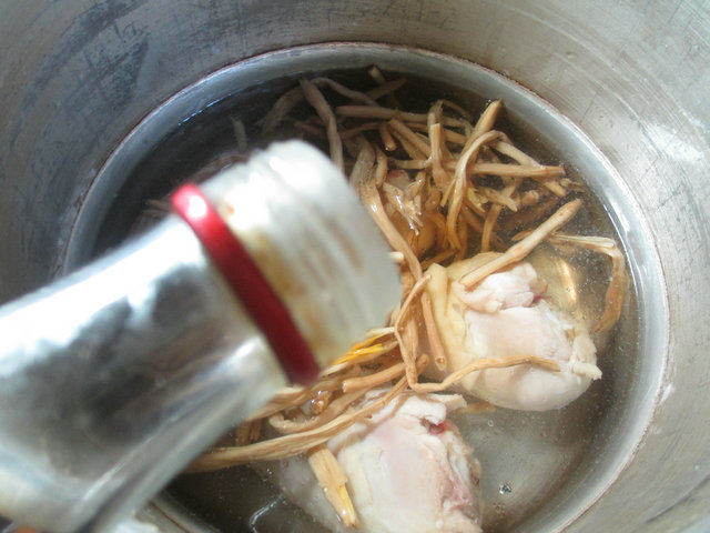 黄花菜鸡腿汤步骤4