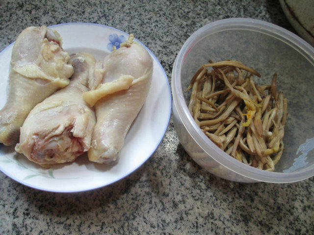 黄花菜鸡腿汤步骤1