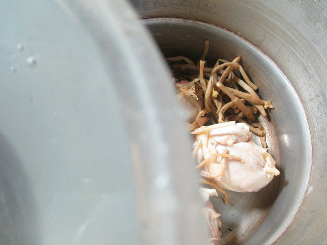 黄花菜鸡腿汤步骤3