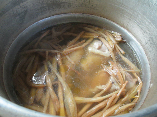 黄花菜鸡腿汤步骤6