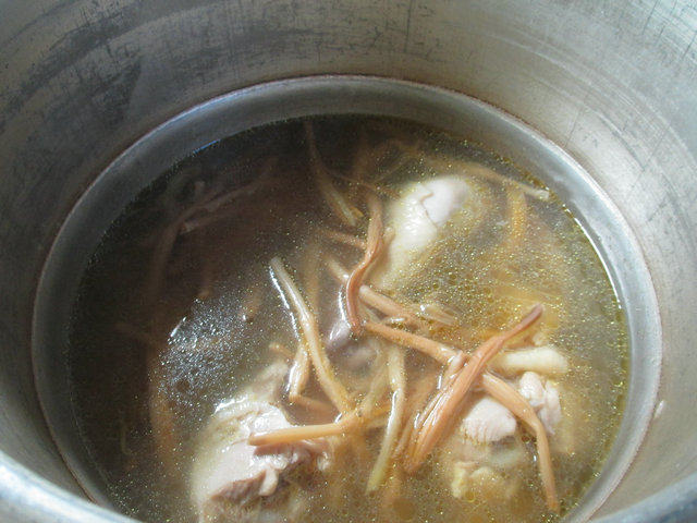 黄花菜鸡腿汤步骤8