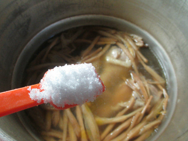 黄花菜鸡腿汤步骤7