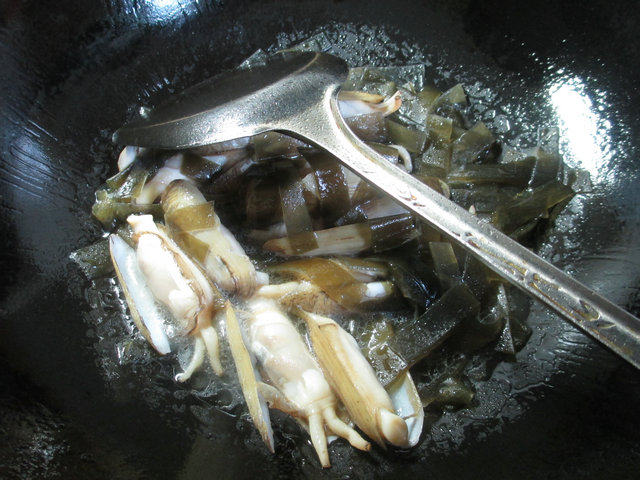 海带炒蛏子步骤4