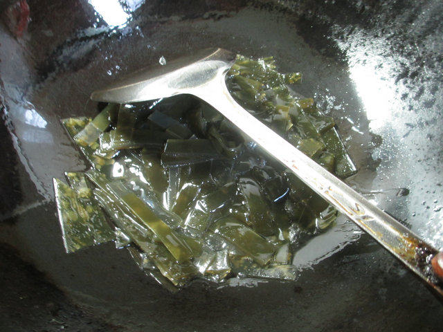 海带炒蛏子步骤2