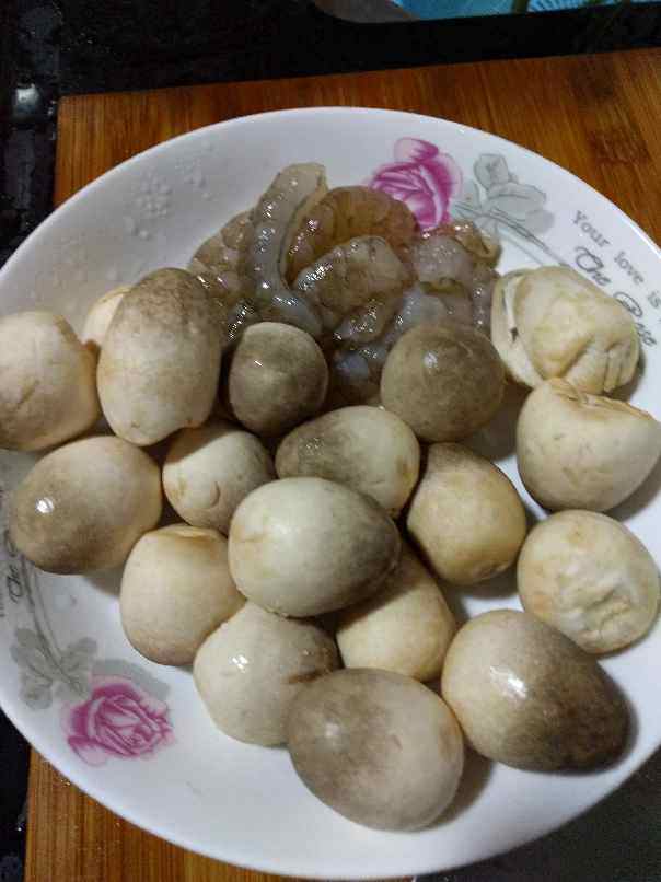 虾仁焖草菇步骤1