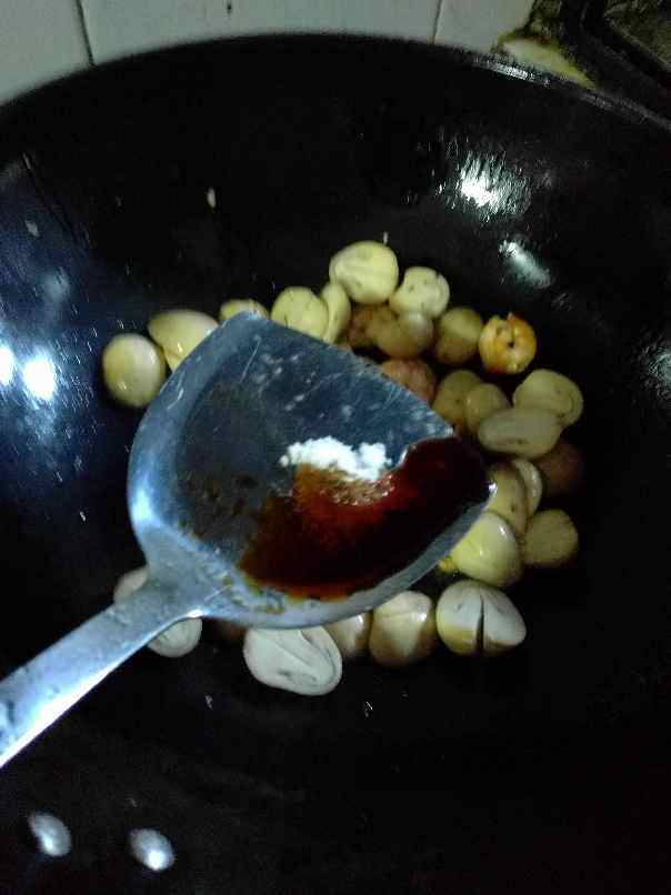 虾仁焖草菇步骤6