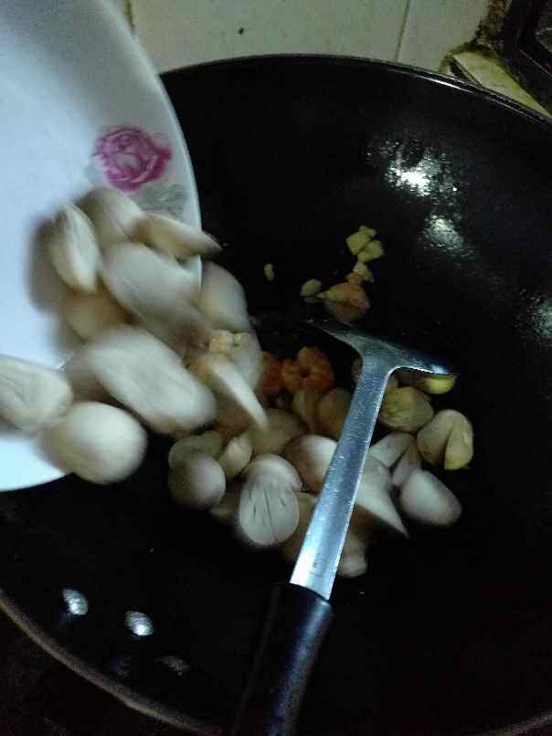 虾仁焖草菇步骤5