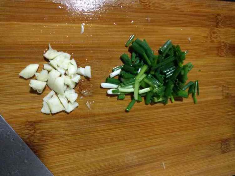 虾仁焖草菇步骤2