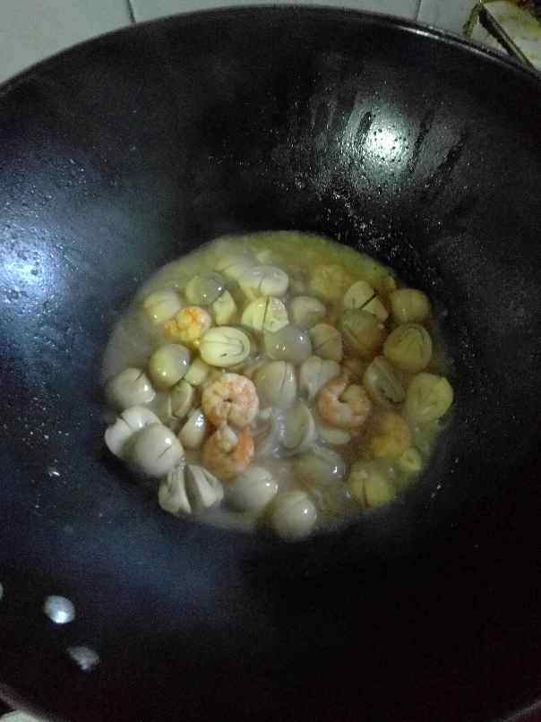 虾仁焖草菇步骤8