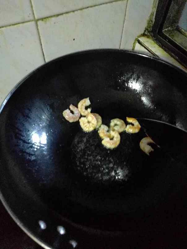 虾仁焖草菇步骤3