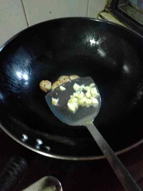虾仁焖草菇步骤4