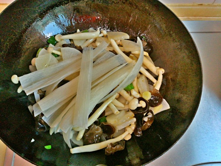萝卜粉条炖肉步骤7