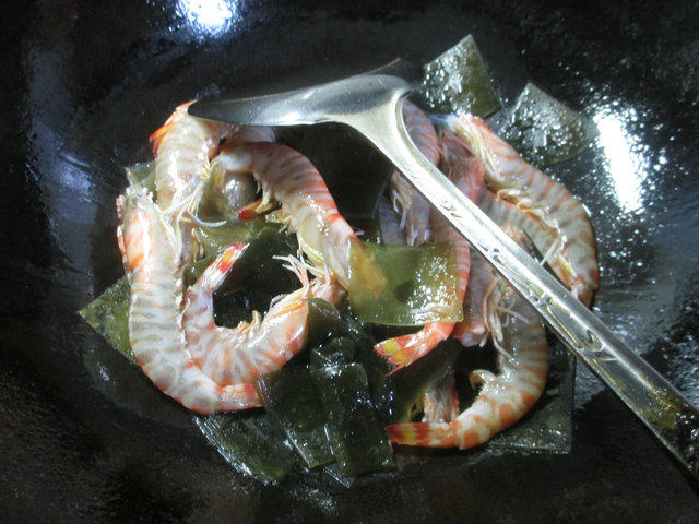 海带炒基围虾步骤4