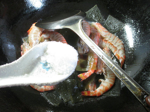 海带炒基围虾步骤7