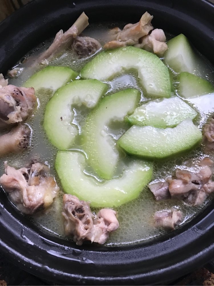 咸骨节瓜煲步骤6
