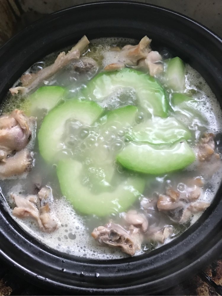 咸骨节瓜煲步骤7