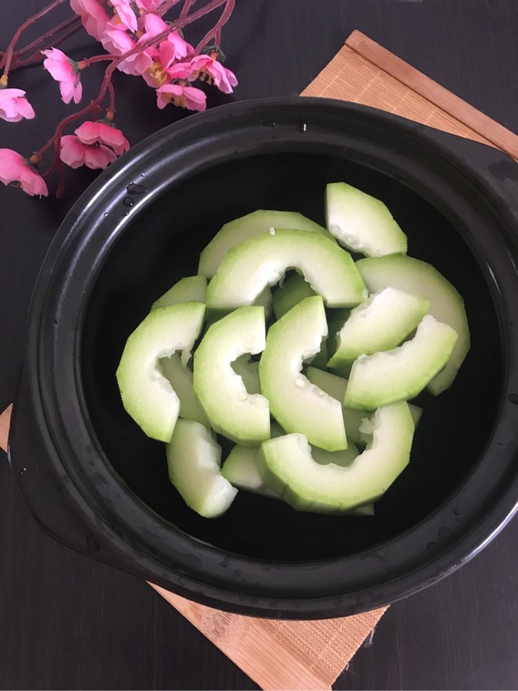 咸骨节瓜煲步骤5