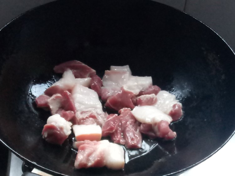 红烧肉焖豆腐步骤2