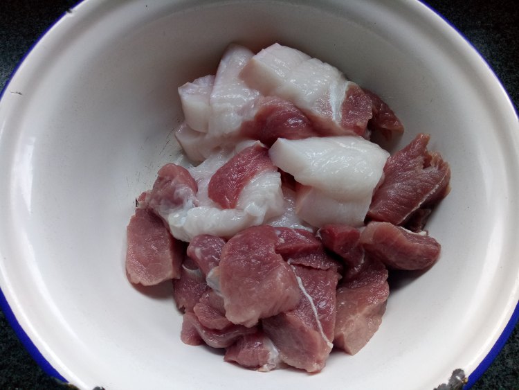 红烧肉焖豆腐步骤1