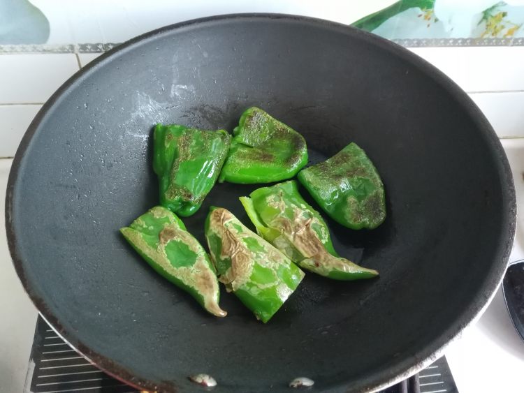 生抽辣椒闷步骤3