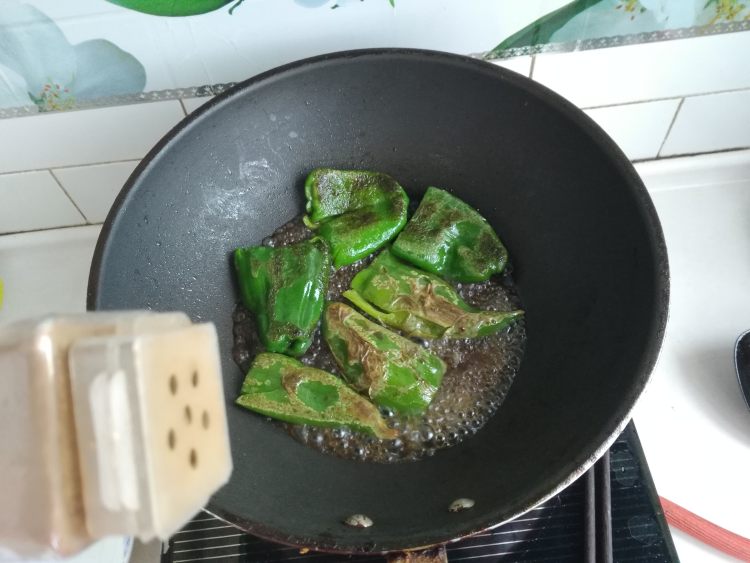 生抽辣椒闷步骤5