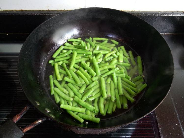 腊肉炒豇豆步骤4