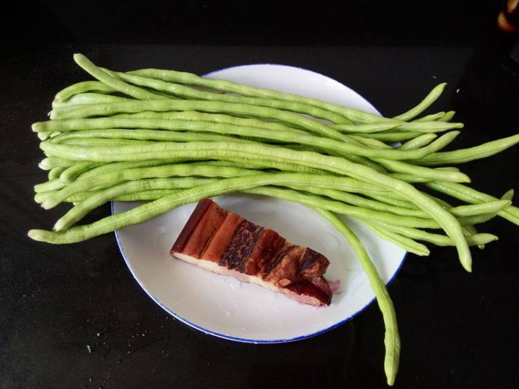 腊肉炒豇豆步骤1