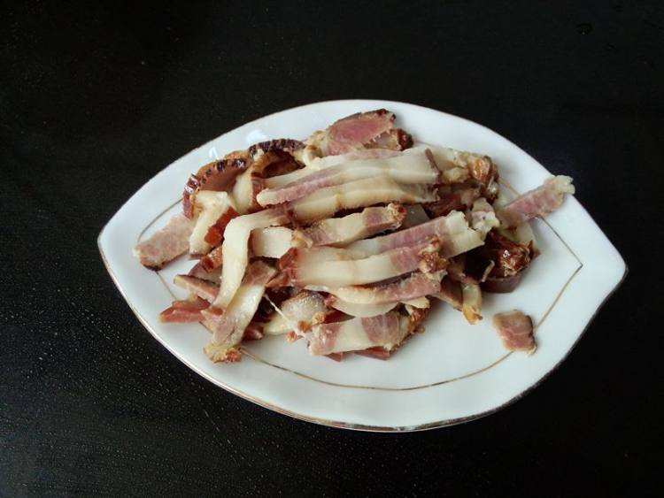 腊肉炒豇豆步骤2
