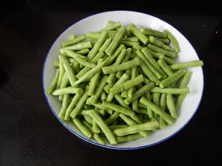 腊肉炒豇豆步骤3