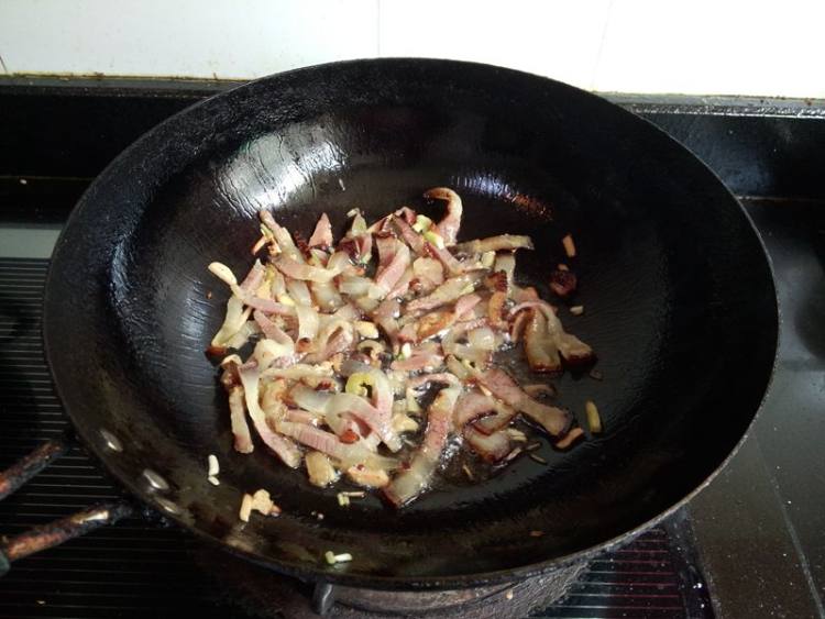 腊肉炒豇豆步骤7
