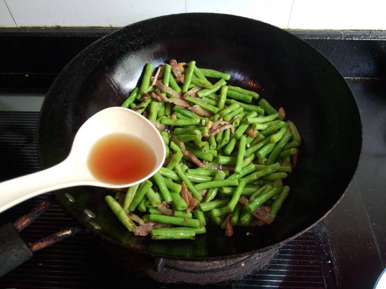 腊肉炒豇豆步骤9