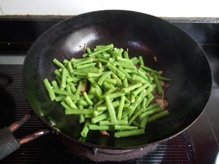 腊肉炒豇豆步骤8