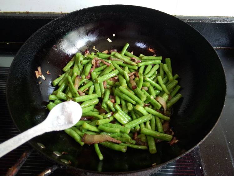 腊肉炒豇豆步骤10