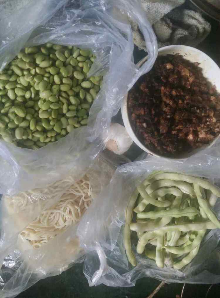 肉末毛豆焖面步骤1