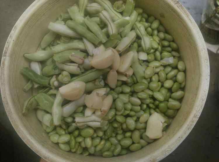 肉末毛豆焖面步骤2