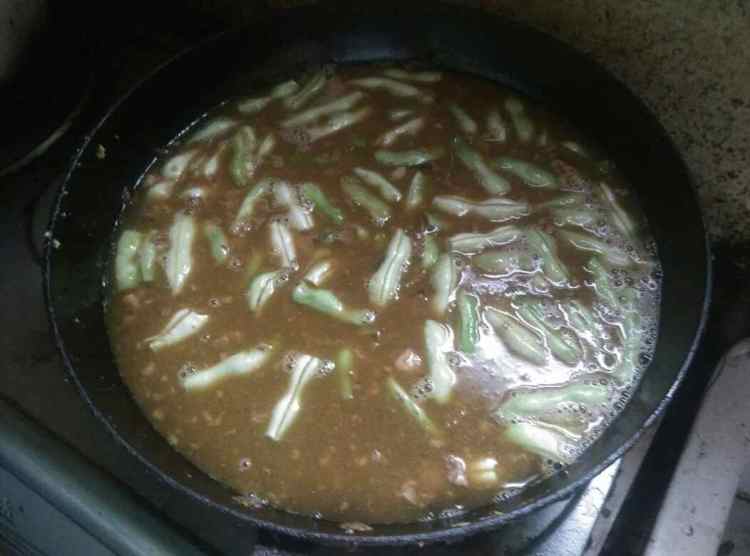 肉末毛豆焖面步骤7