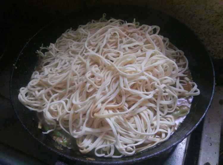 肉末毛豆焖面步骤10