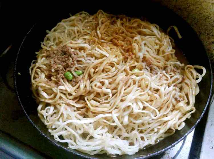 肉末毛豆焖面步骤4