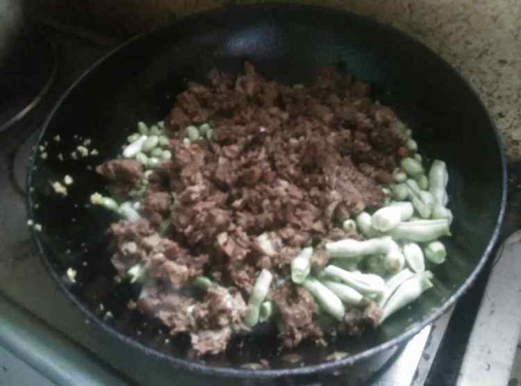 肉末毛豆焖面步骤5